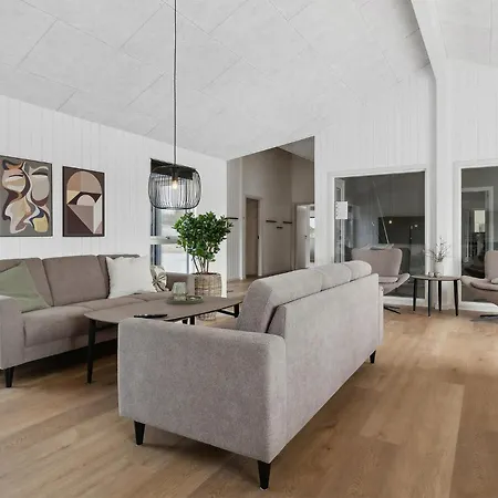 Pet Friendly In With Indoor Swimming Pool *